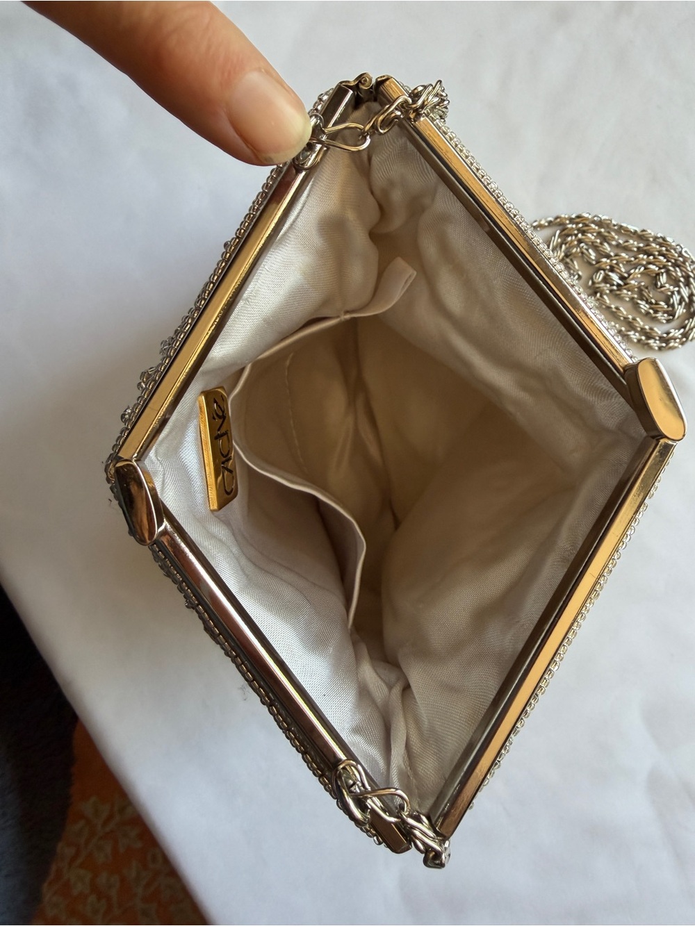 Caché Silver Beaded Sequin Evening Bag Kiss-Lock Frame Chain Strap Satin Lining - Picture 2 of 4